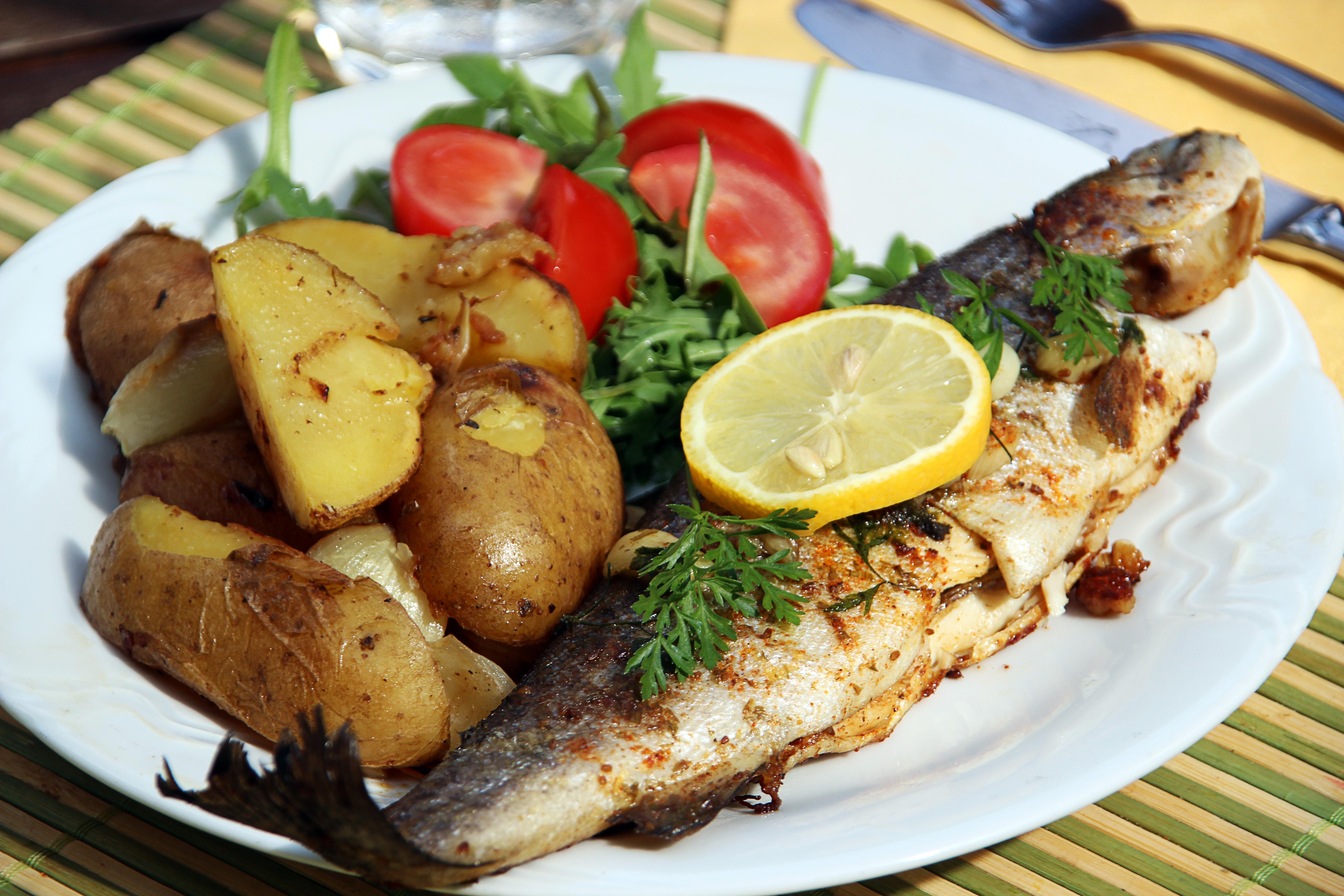 Вареная картошка с рыбой. Жареная рыба с картошкой. Мангал рыба. Обед с картошкой и рыбой. Завтрак с картошкой.